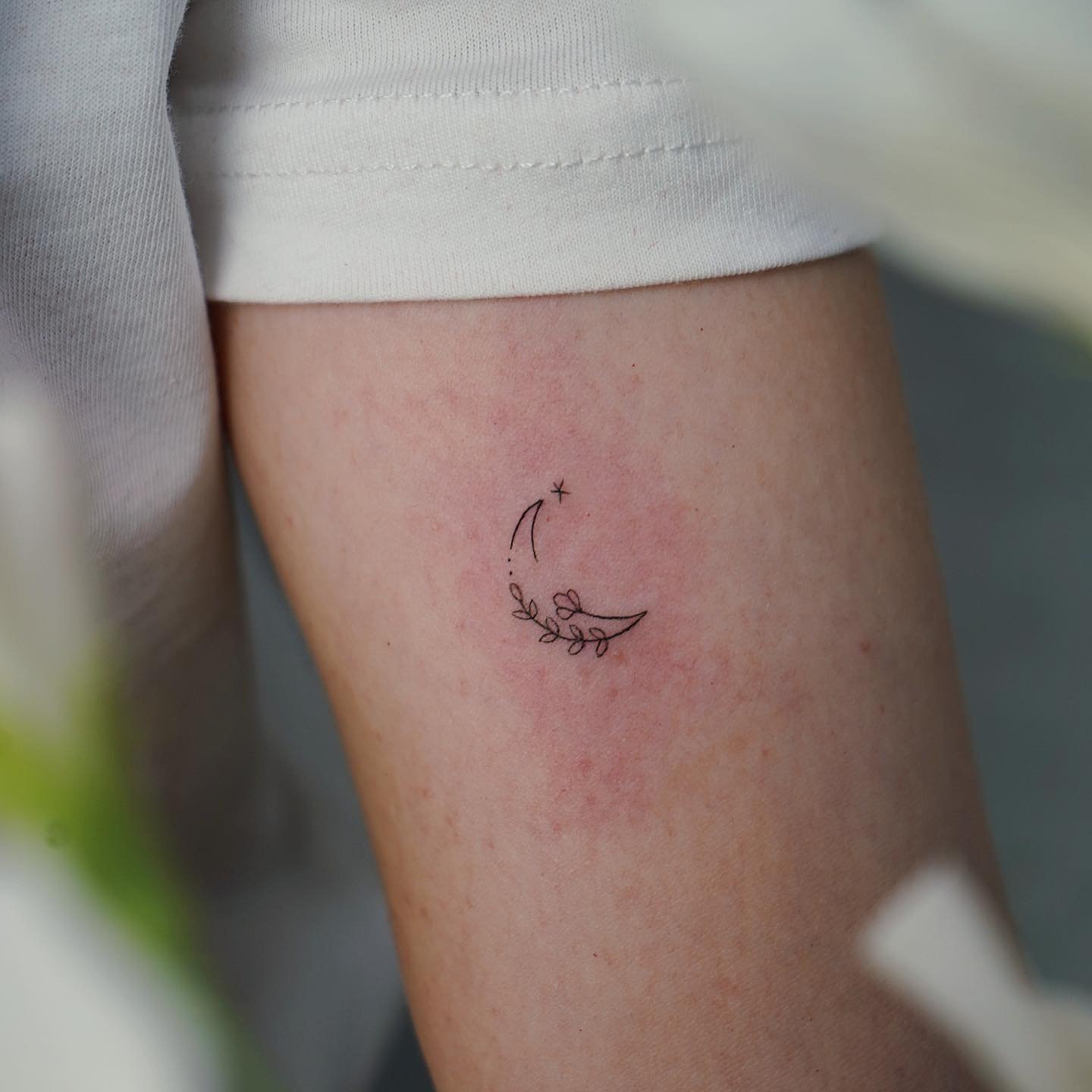 Tatuaje de flor en antebrazo, línea fina Sinkply Madrid