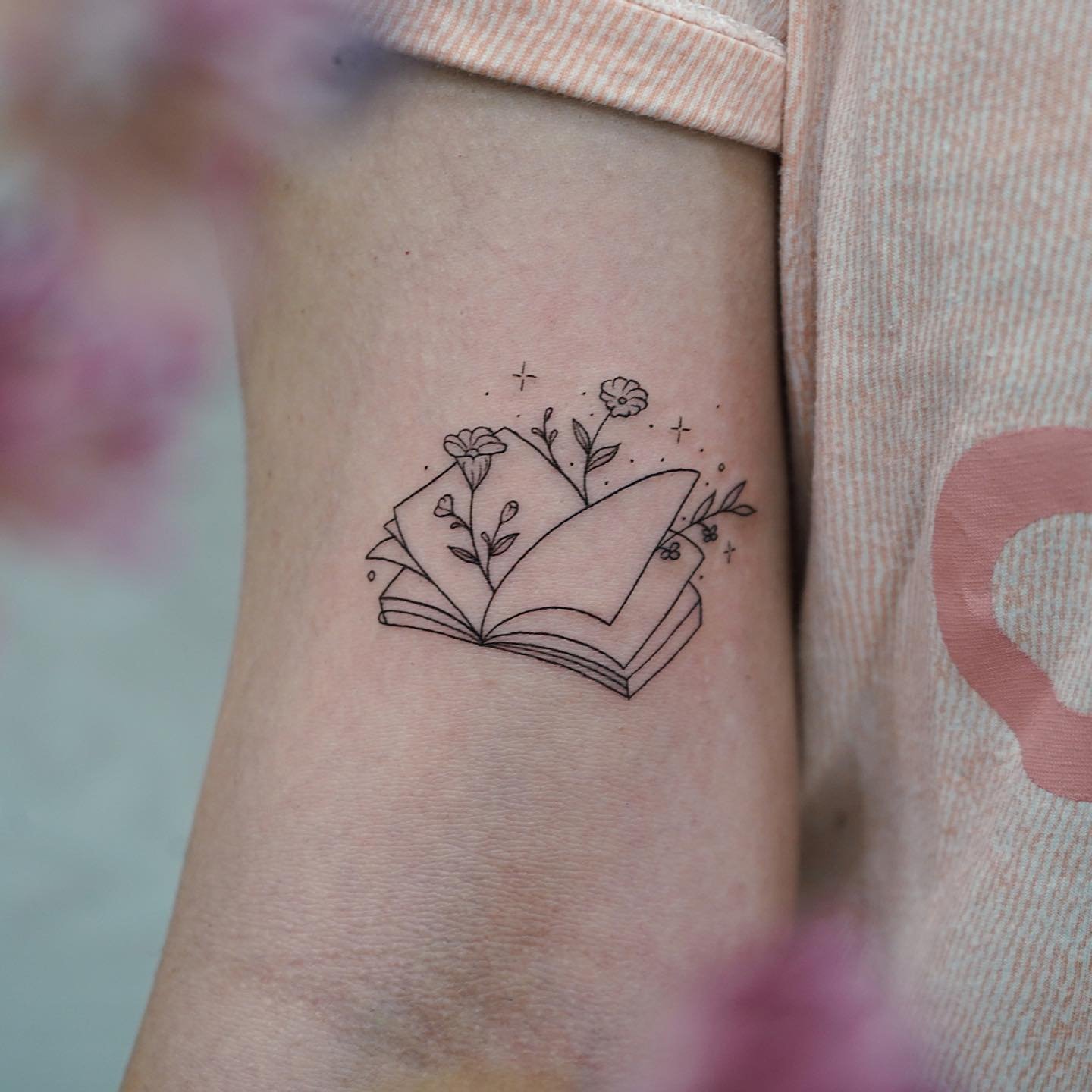 Tatuaje de flor en antebrazo, línea fina Sinkply Madrid