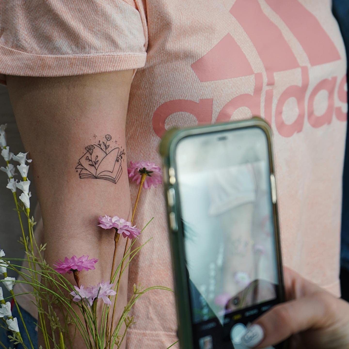 Tatuaje de flor en antebrazo, línea fina Sinkply Madrid