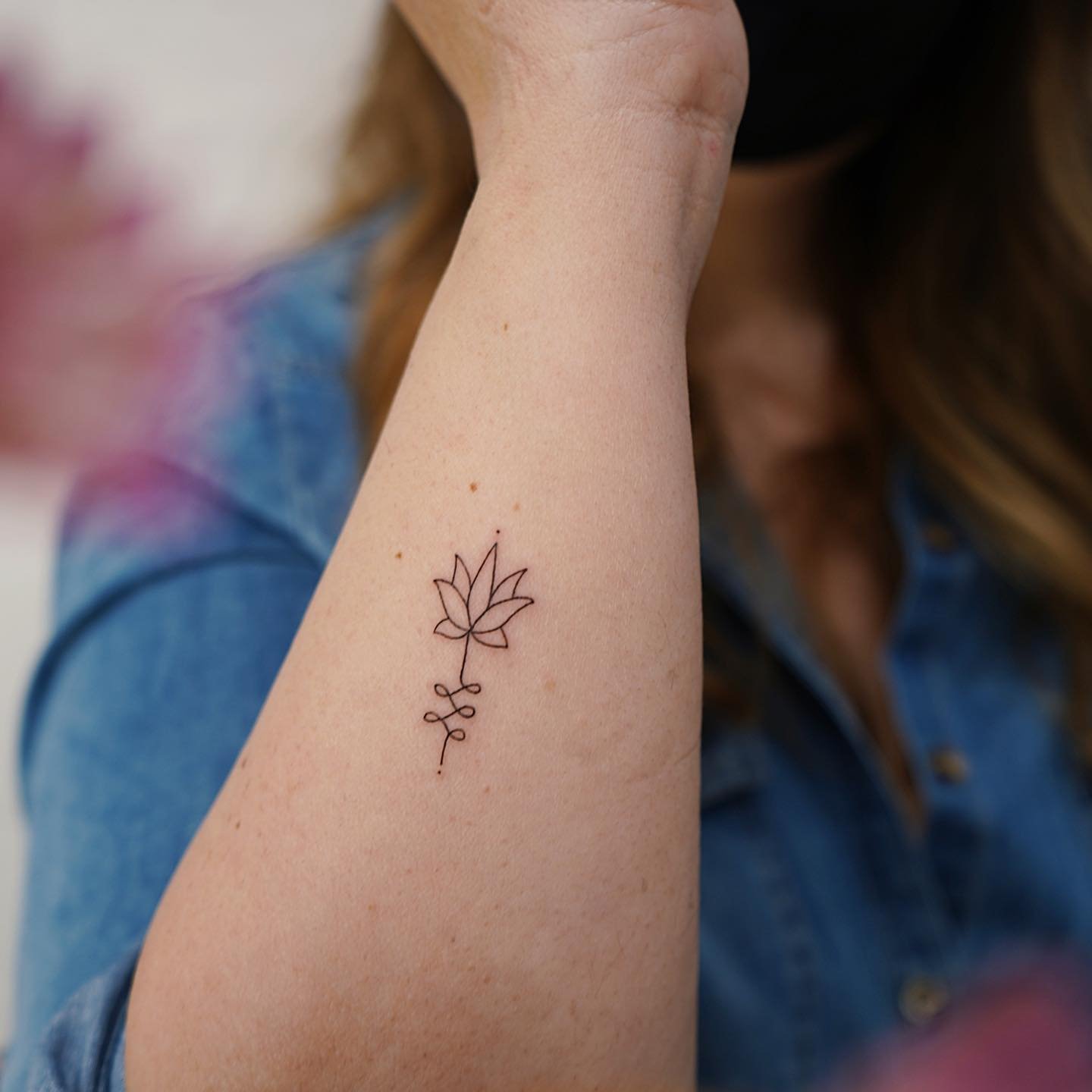 Tatuaje de flor en antebrazo, línea fina Sinkply Madrid