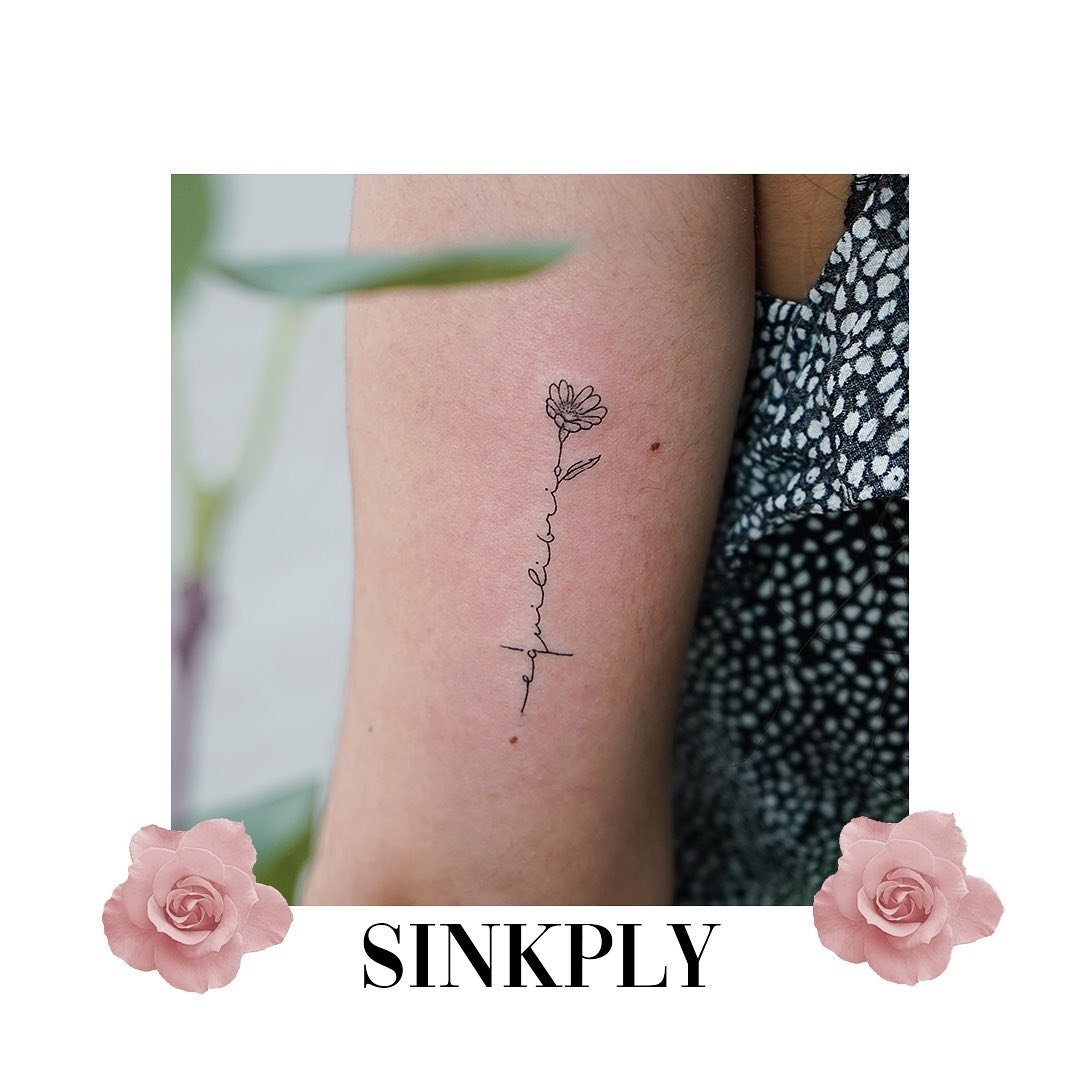 Tatuaje de flor en antebrazo, línea fina Sinkply Madrid