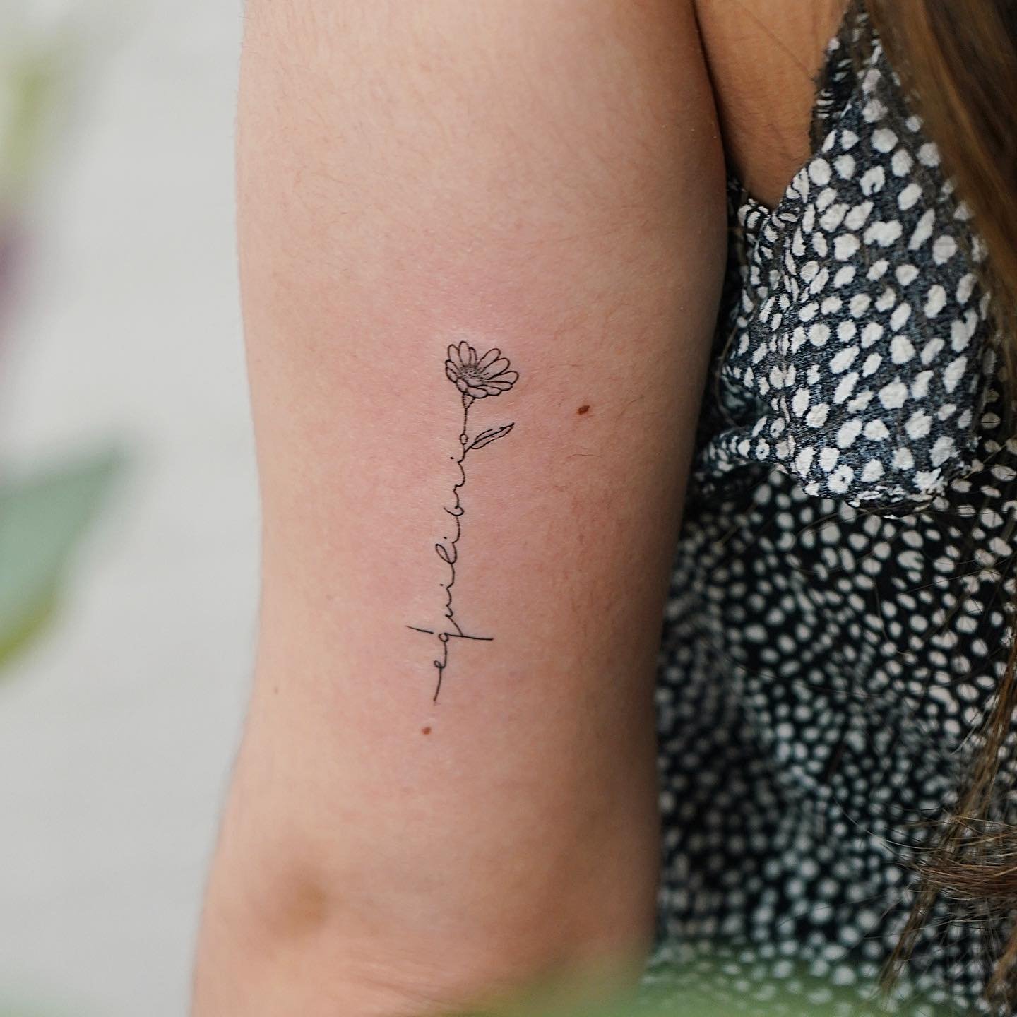 Tatuaje de flor en antebrazo, línea fina Sinkply Madrid