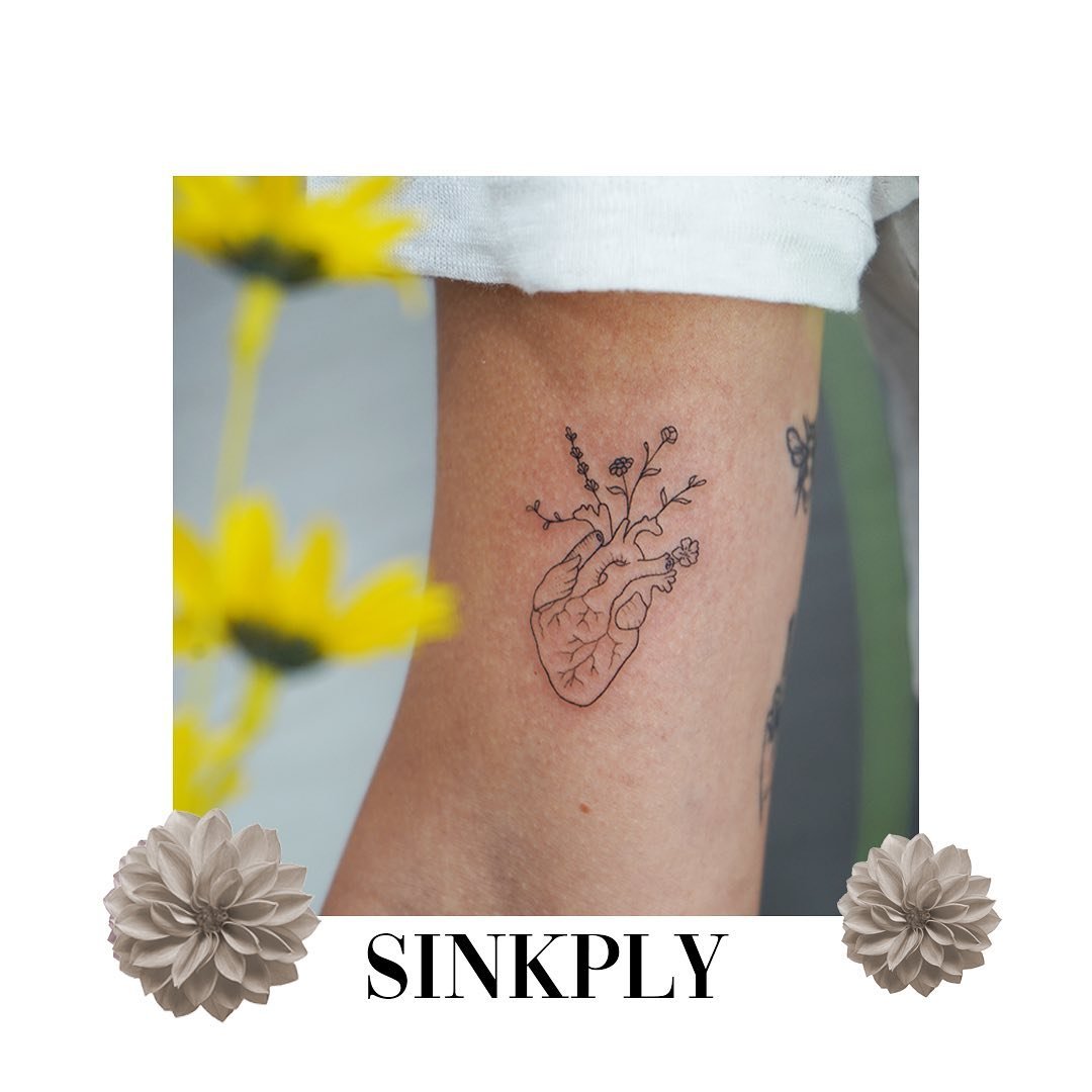 Tatuaje de flor en antebrazo, línea fina Sinkply Madrid
