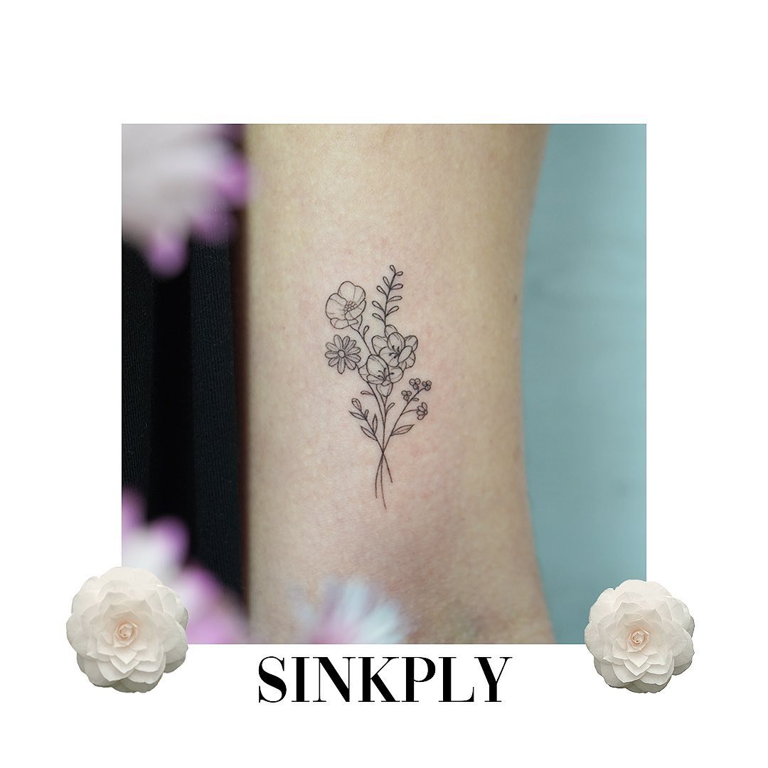 Tatuaje de flor en antebrazo, línea fina Sinkply Madrid