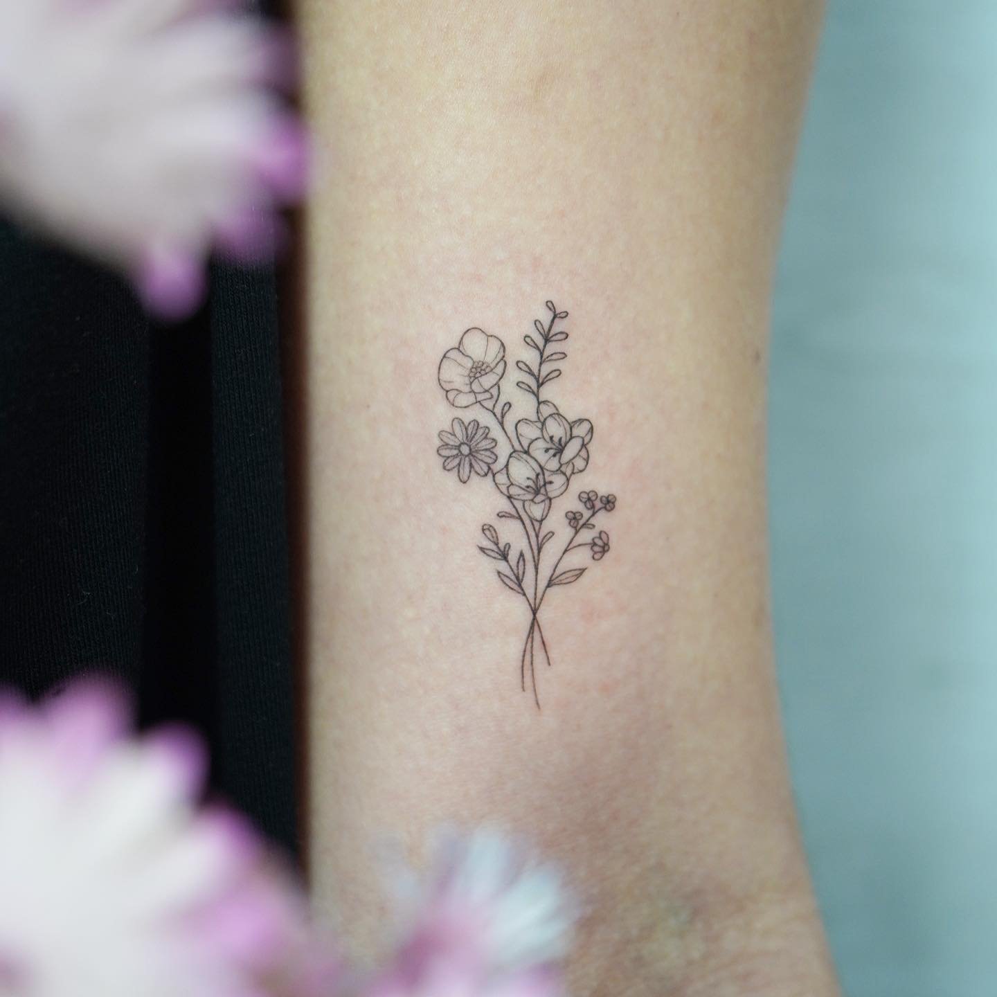 Tatuaje de flor en antebrazo, línea fina Sinkply Madrid