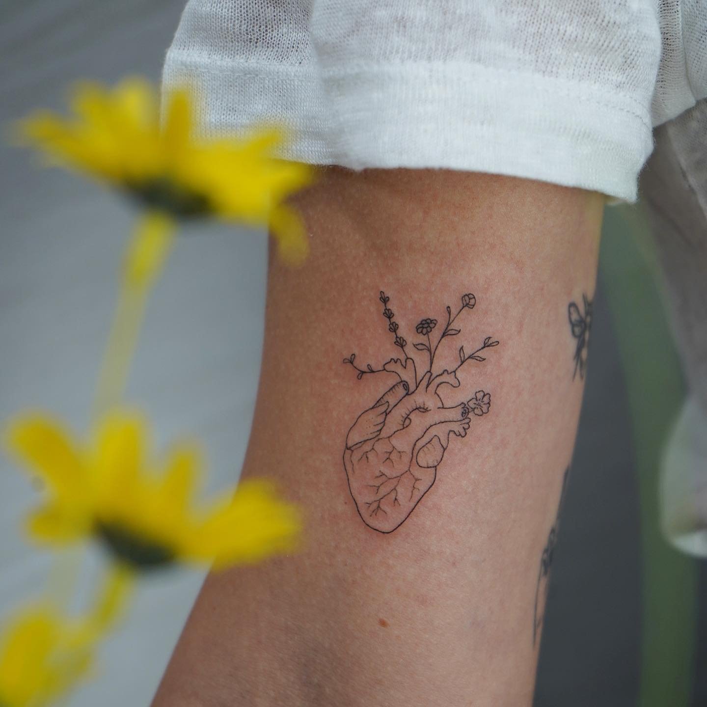 Tatuaje de flor en antebrazo, línea fina Sinkply Madrid