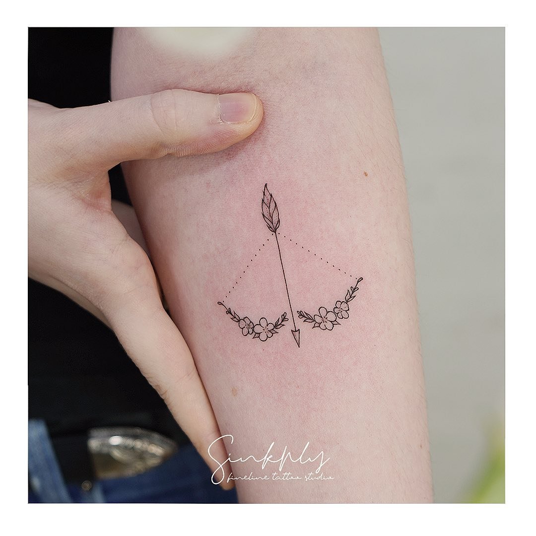 Tatuaje de flor en antebrazo, línea fina Sinkply Madrid