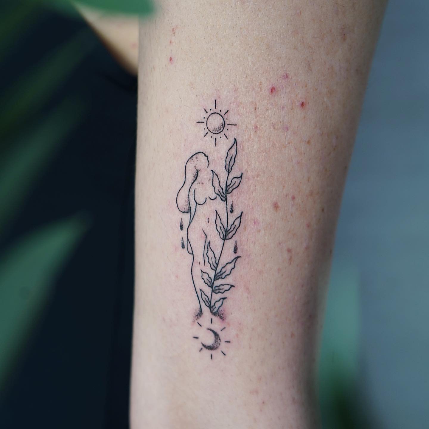 Tatuaje de flor en antebrazo, línea fina Sinkply Madrid