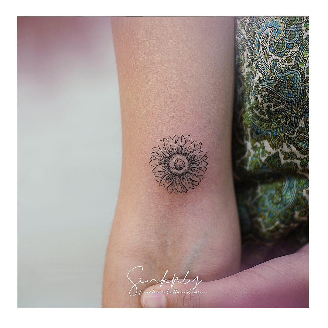 Tatuaje de flor en antebrazo, línea fina Sinkply Madrid