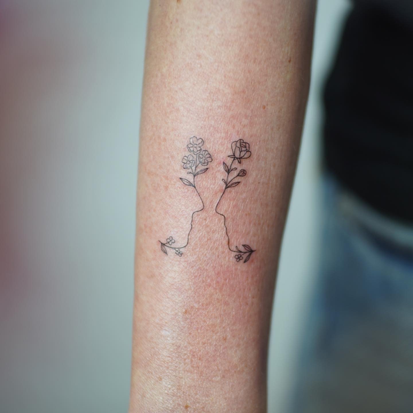 Tatuaje de flor en antebrazo, línea fina Sinkply Madrid