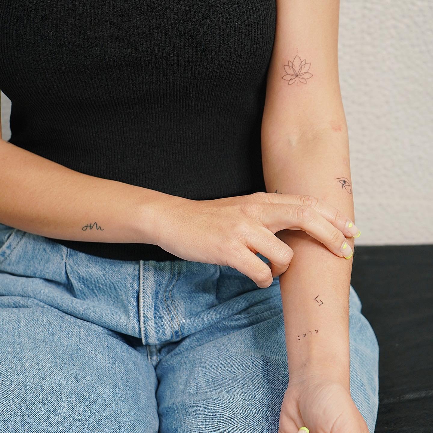 Tatuaje de flor en antebrazo, línea fina Sinkply Madrid