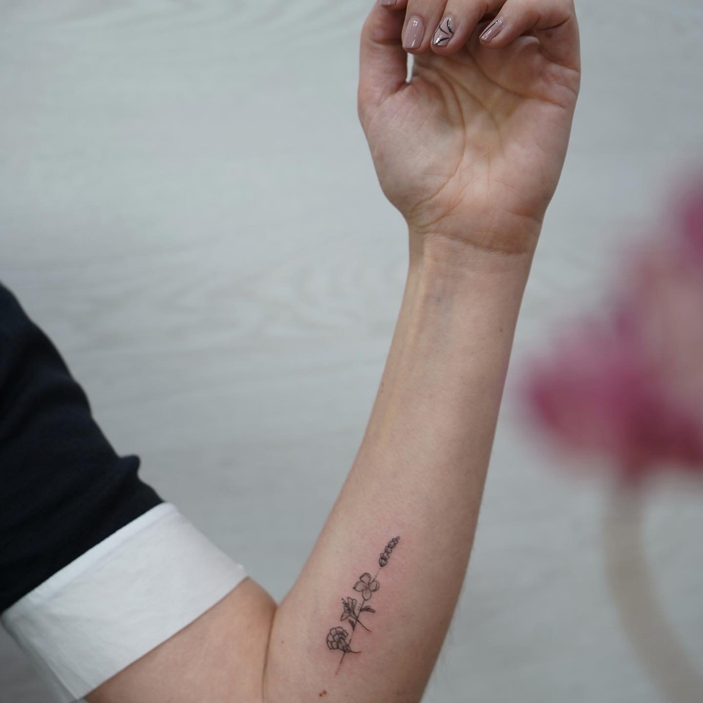 Tatuaje de flor en antebrazo, línea fina Sinkply Madrid