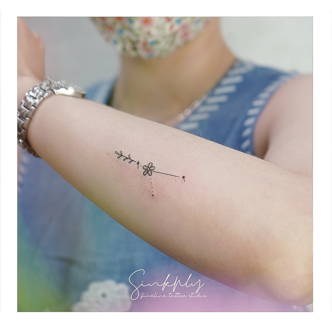 Tatuaje de flor en antebrazo, línea fina Sinkply Madrid