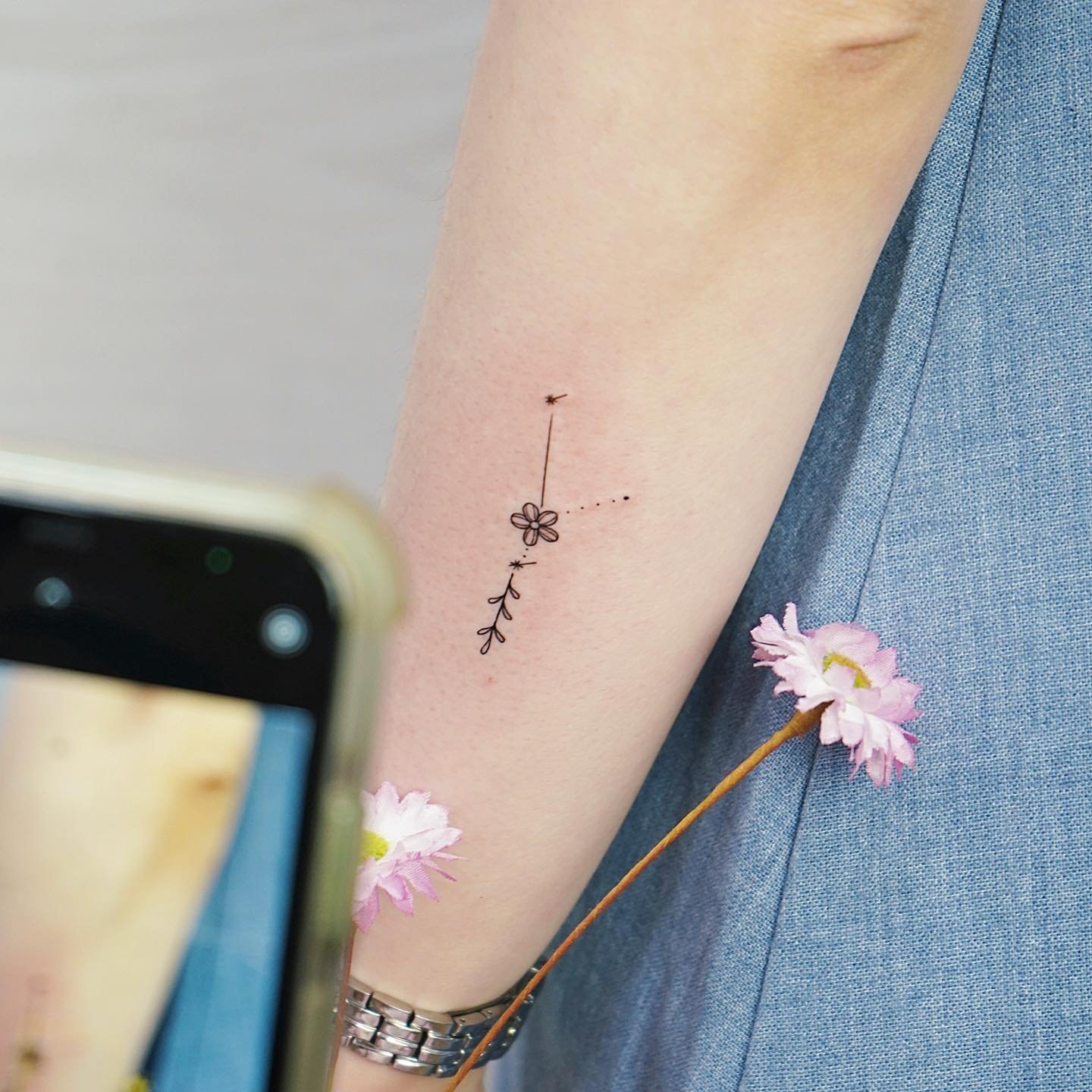 Tatuaje de flor en antebrazo, línea fina Sinkply Madrid