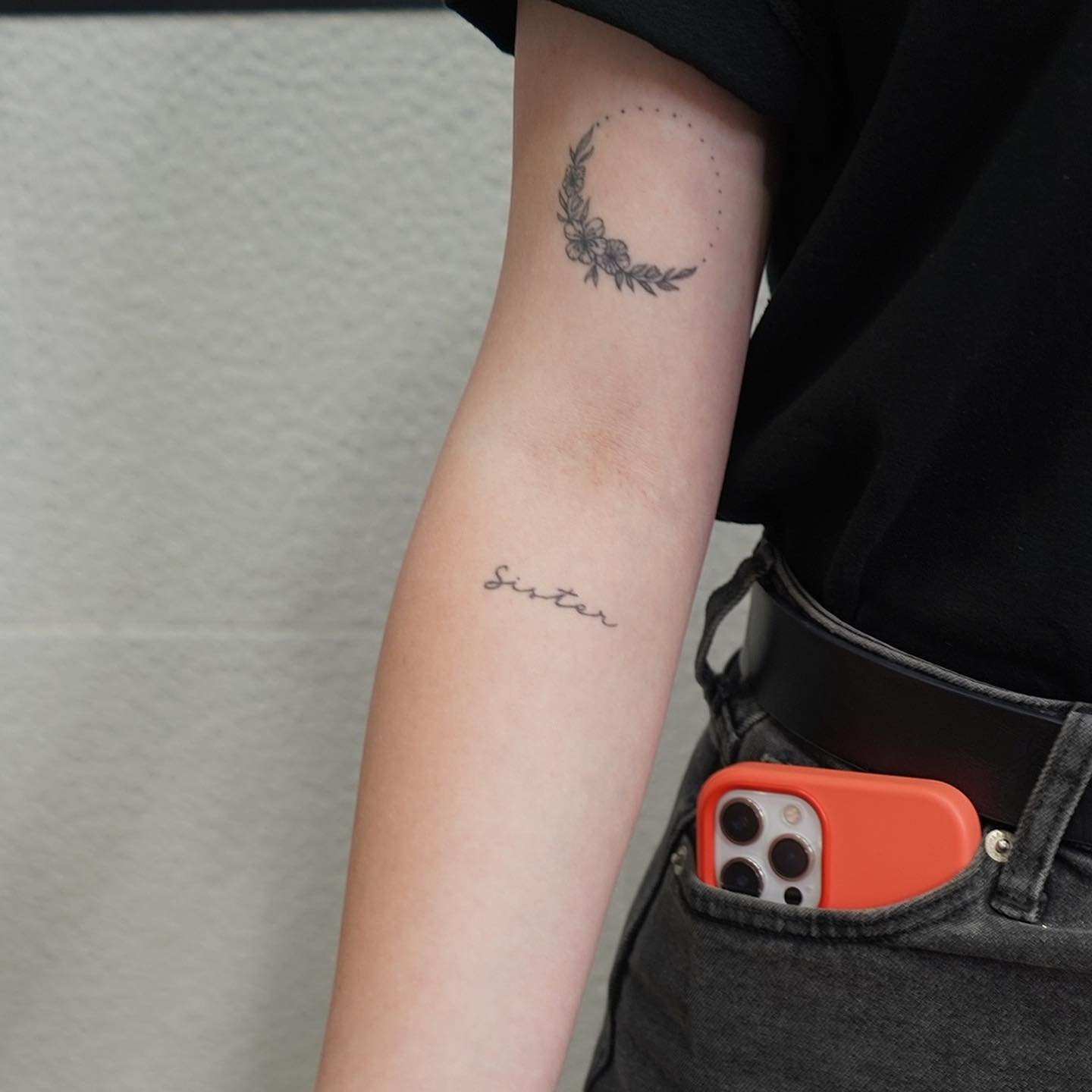 Tatuaje de flor en antebrazo, línea fina Sinkply Madrid
