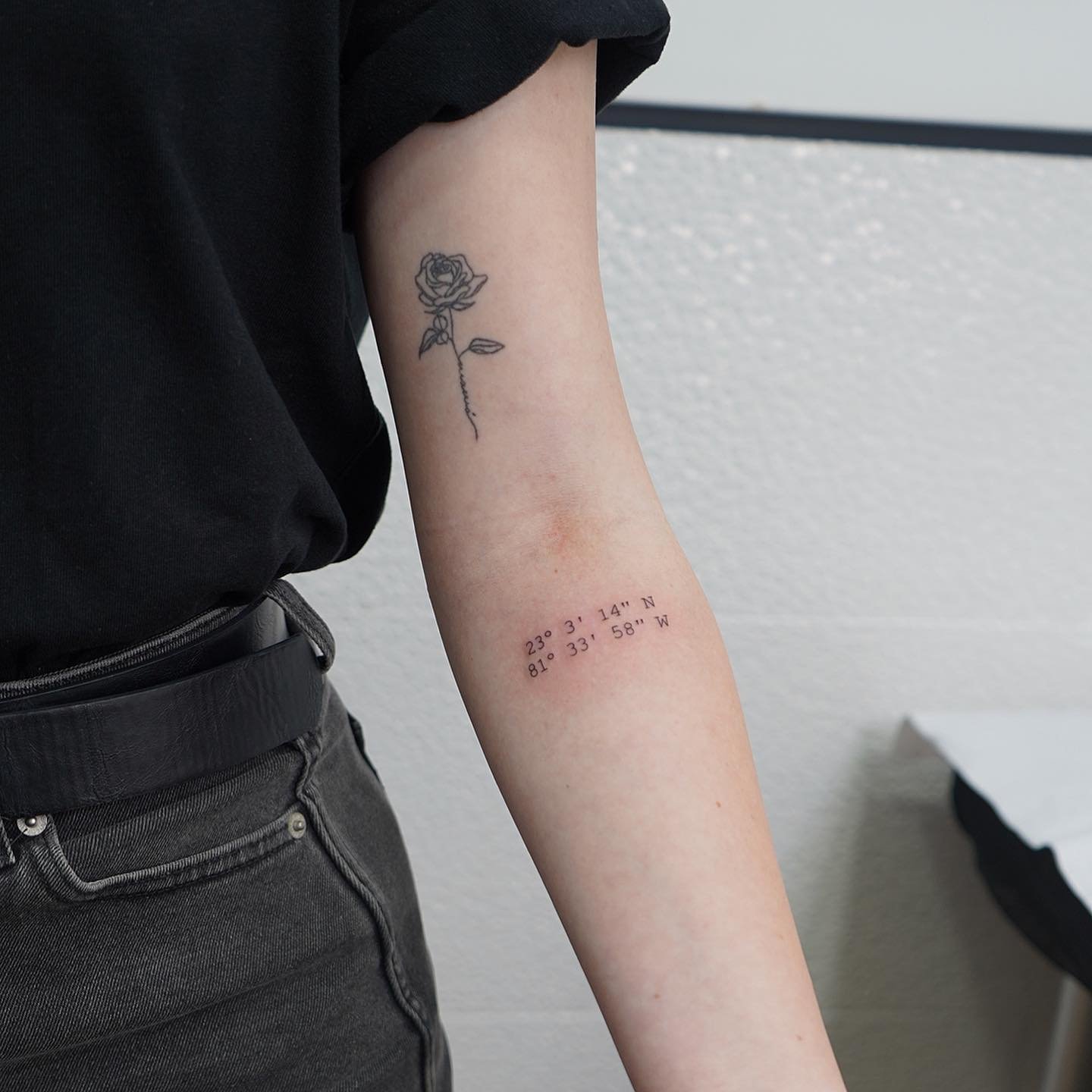 Tatuaje de flor en antebrazo, línea fina Sinkply Madrid