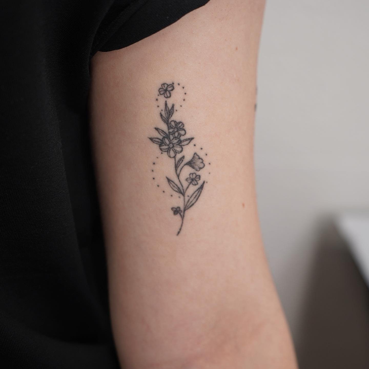 Tatuaje de flor en antebrazo, línea fina Sinkply Madrid