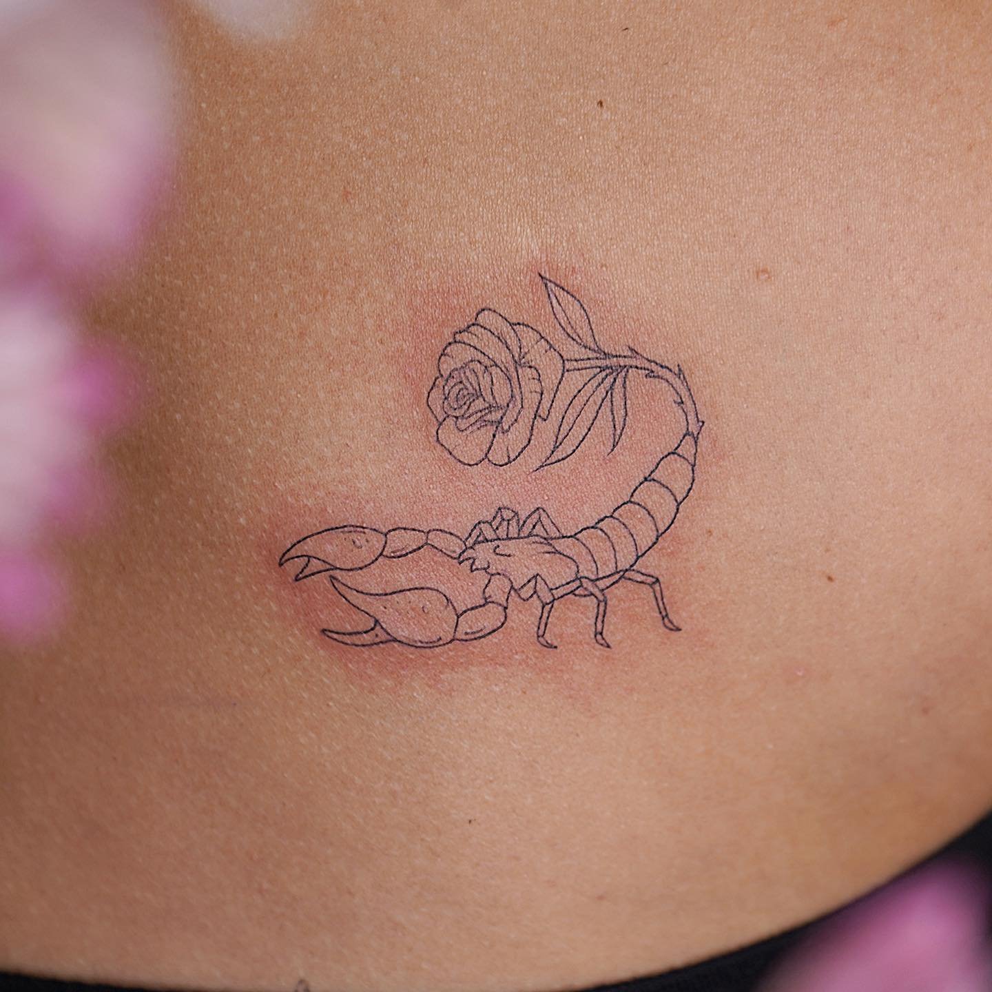 Tatuaje de flor en antebrazo, línea fina Sinkply Madrid