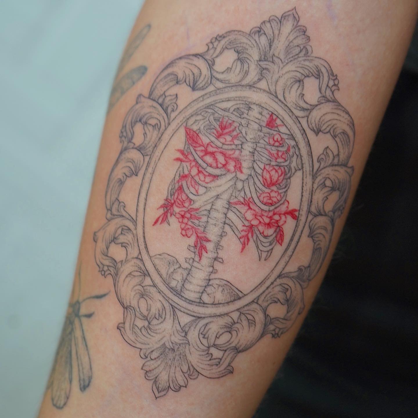 Tatuaje de flor en antebrazo, línea fina Sinkply Madrid