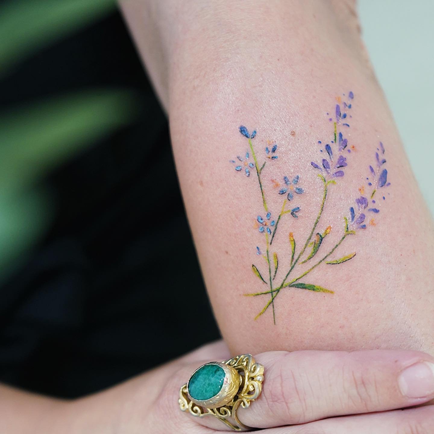 Tatuaje de flor en antebrazo, línea fina Sinkply Madrid