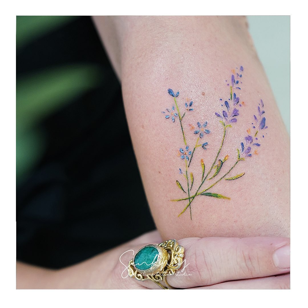 Tatuaje de flor en antebrazo, línea fina Sinkply Madrid