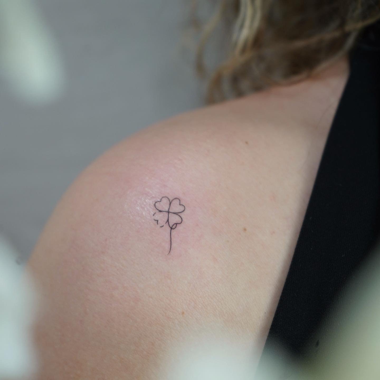Tatuaje de flor en antebrazo, línea fina Sinkply Madrid