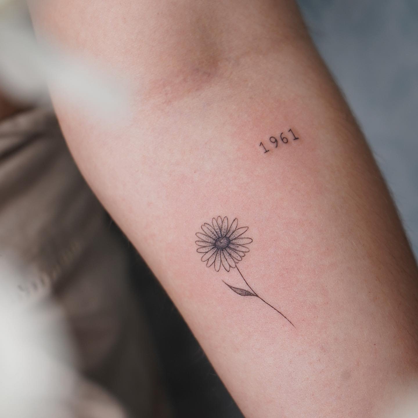 Tatuaje de flor en antebrazo, línea fina Sinkply Madrid