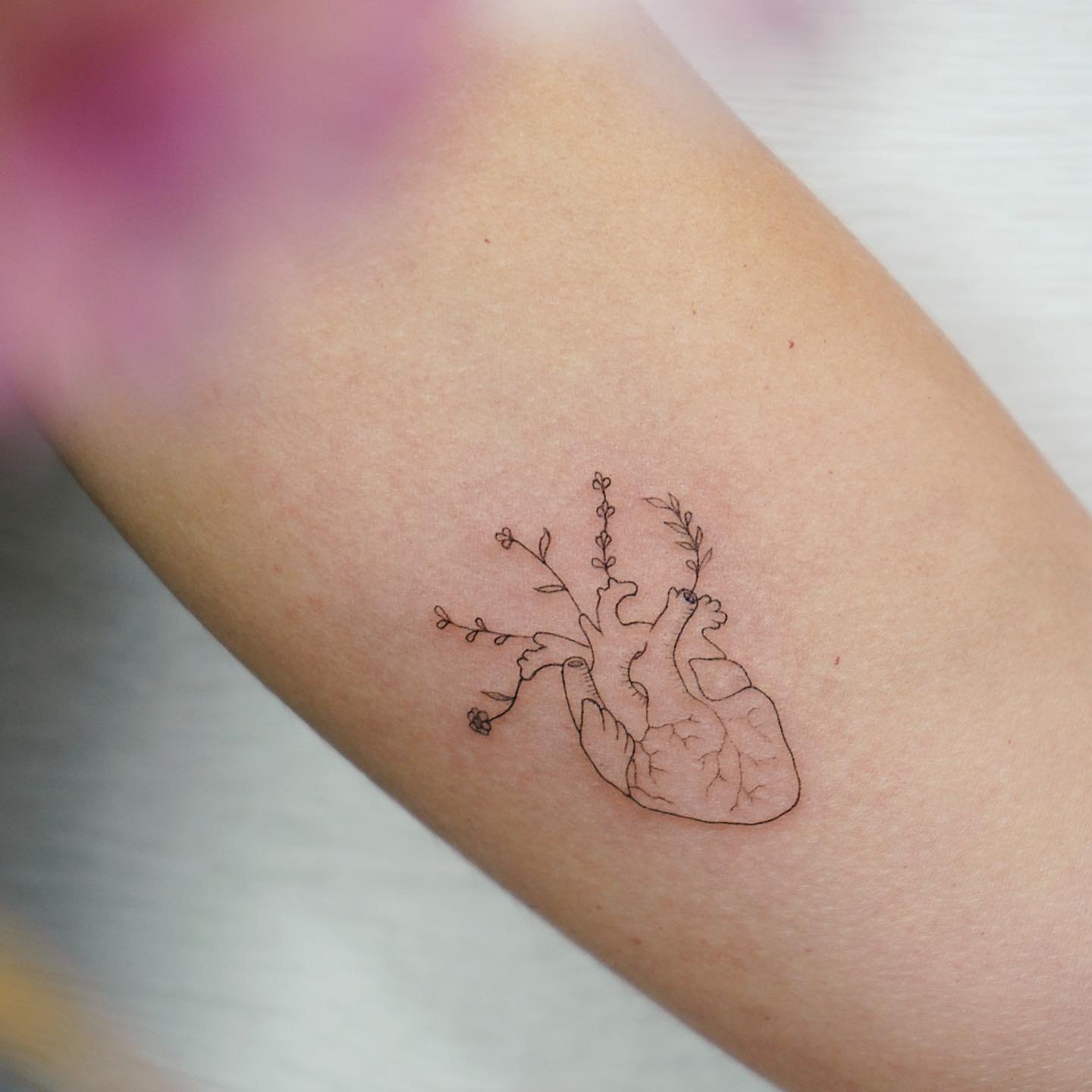 Tatuaje de flor en antebrazo, línea fina Sinkply Madrid