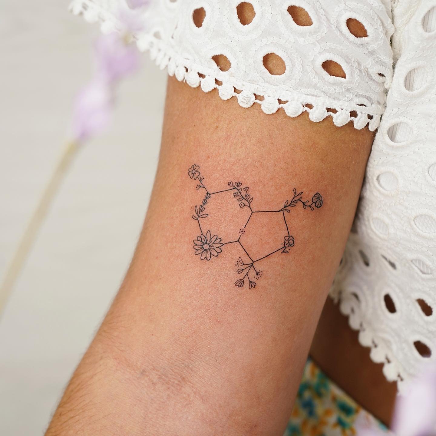 Tatuaje de flor en antebrazo, línea fina Sinkply Madrid
