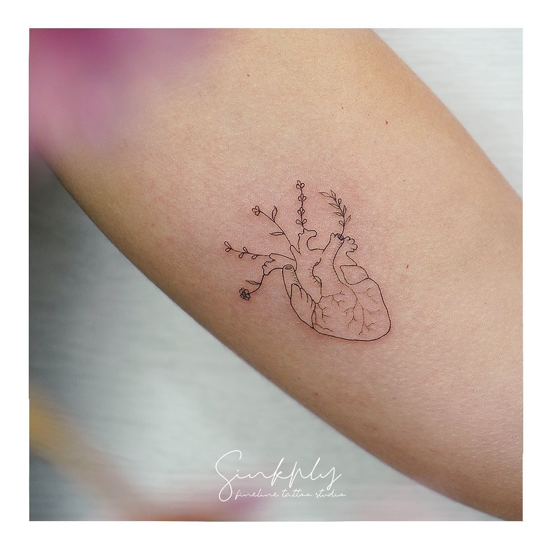 Tatuaje de flor en antebrazo, línea fina Sinkply Madrid