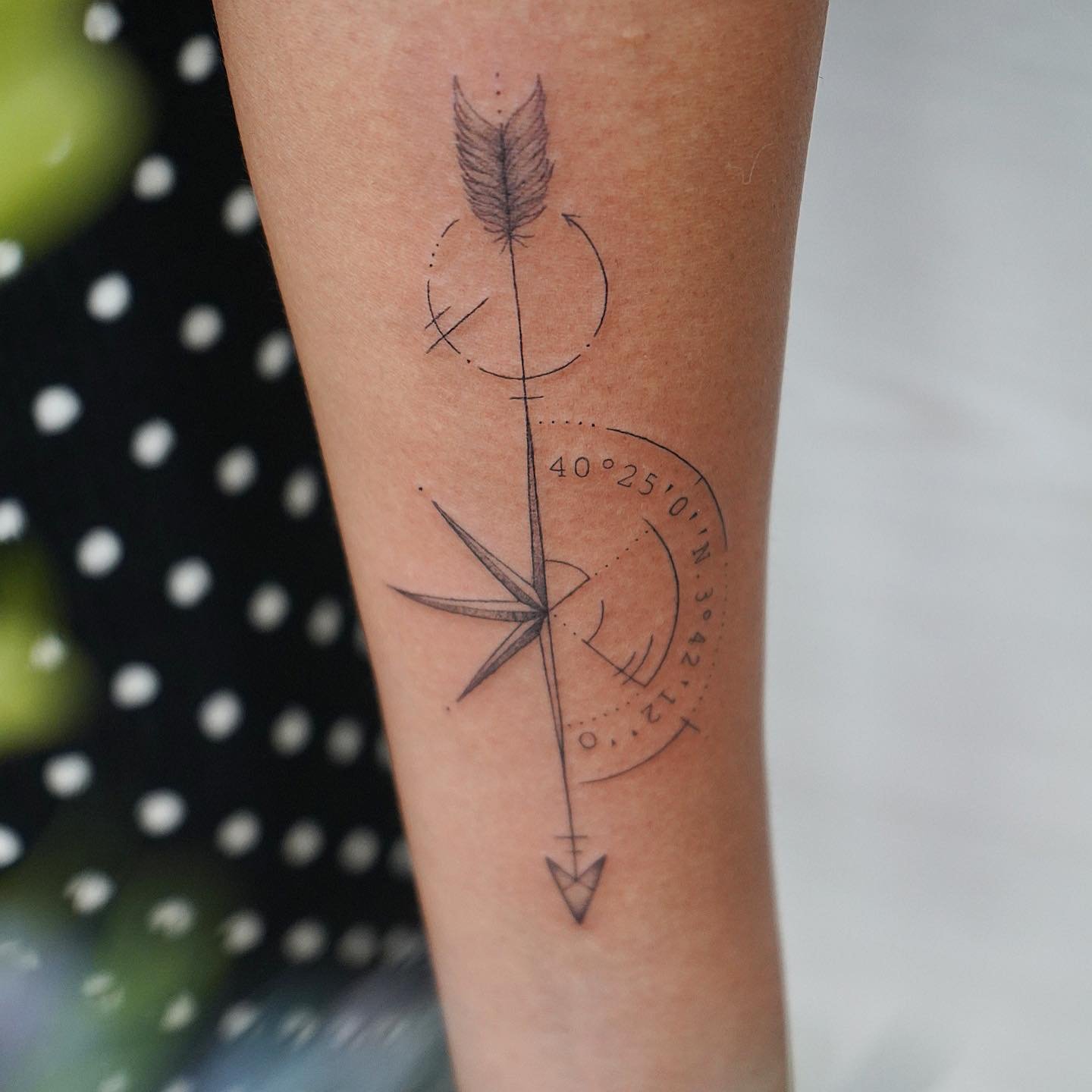 Tatuaje de flor en antebrazo, línea fina Sinkply Madrid