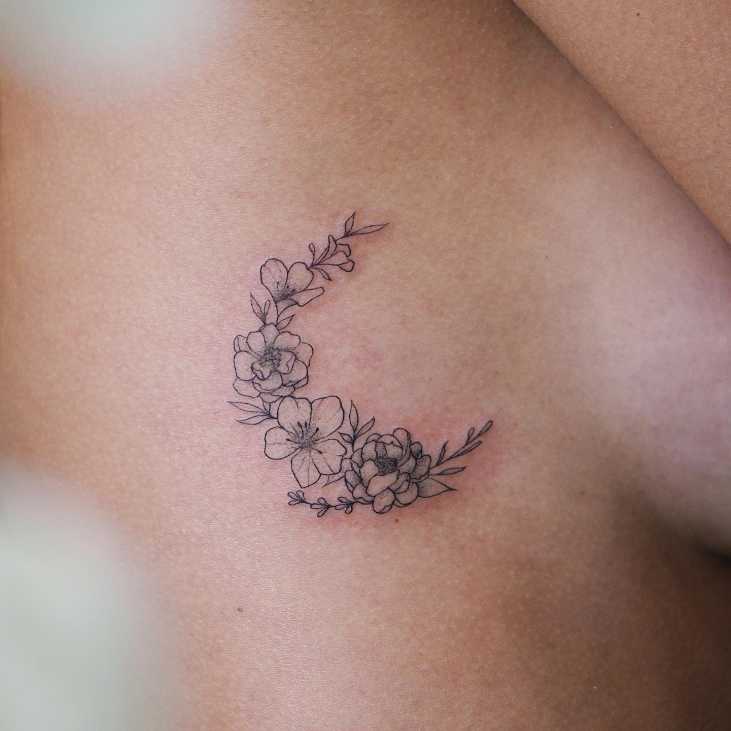 Tatuaje de flor en antebrazo, línea fina Sinkply Madrid