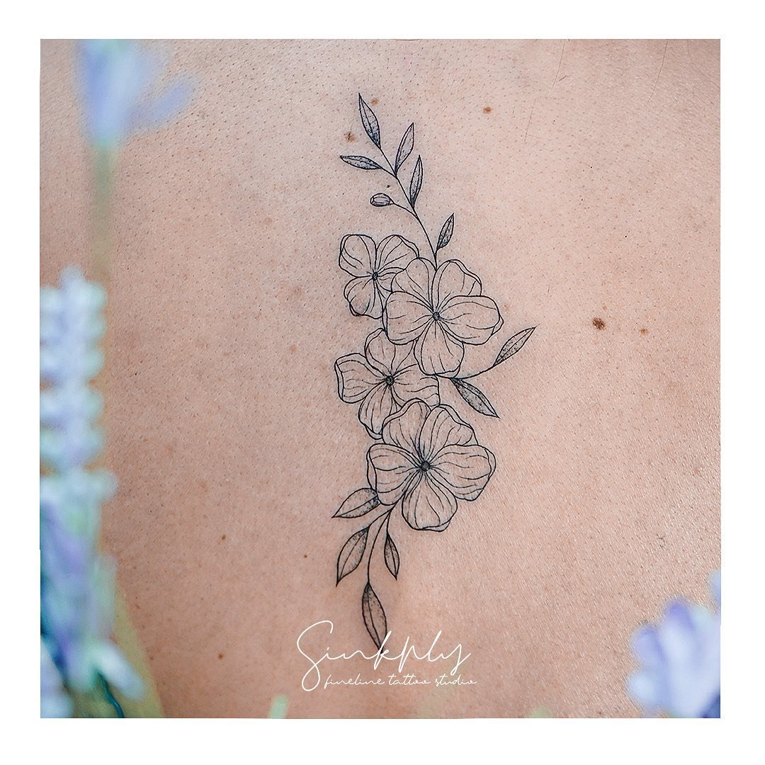 Tatuaje de flor en antebrazo, línea fina Sinkply Madrid