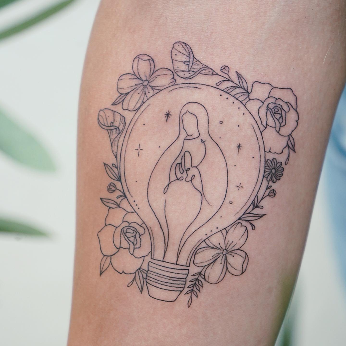 Tatuaje de flor en antebrazo, línea fina Sinkply Madrid
