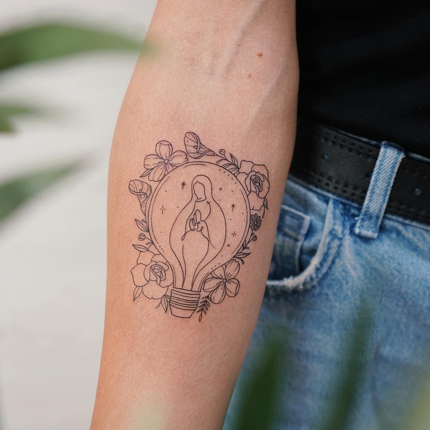 Tatuaje de flor en antebrazo, línea fina Sinkply Madrid