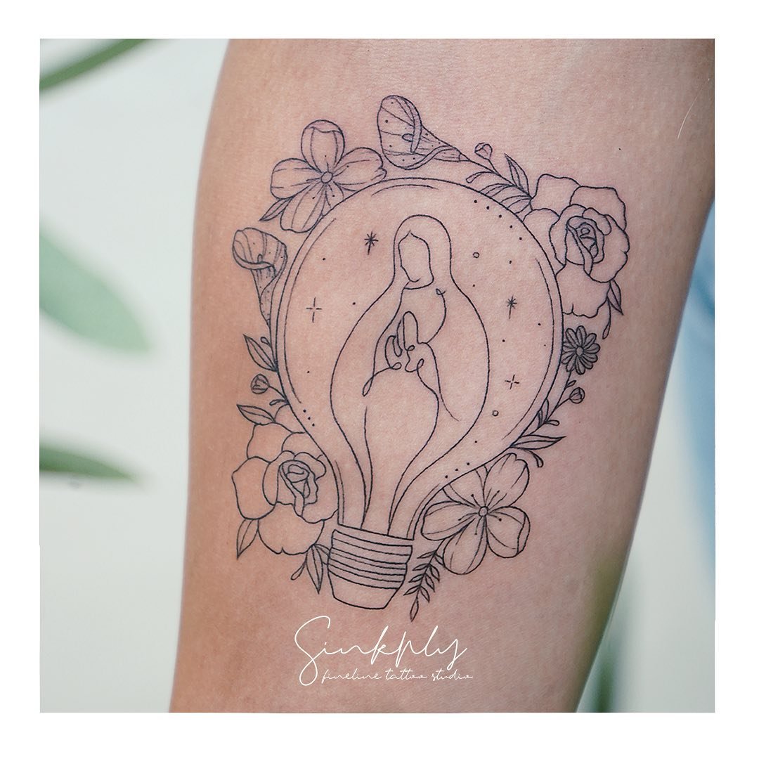 Tatuaje de flor en antebrazo, línea fina Sinkply Madrid