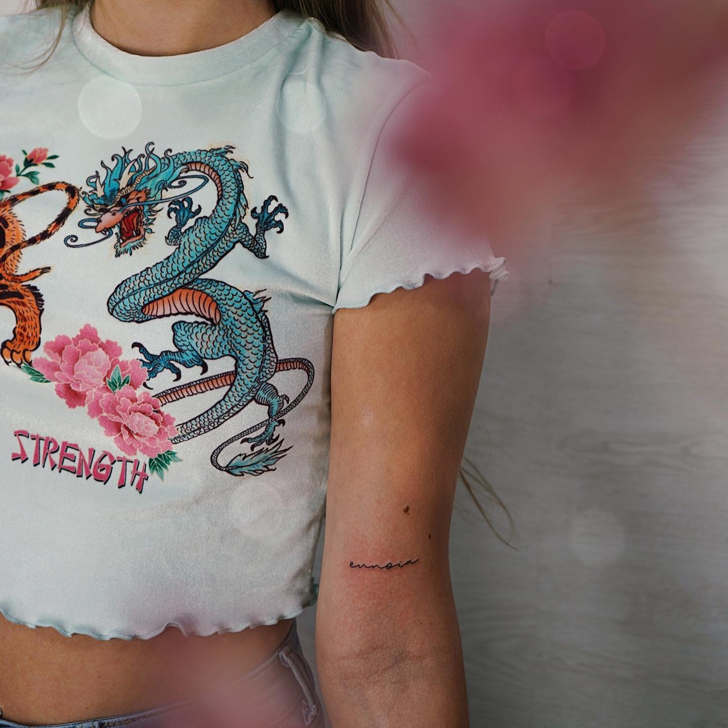 Tatuaje de flor en antebrazo, línea fina Sinkply Madrid