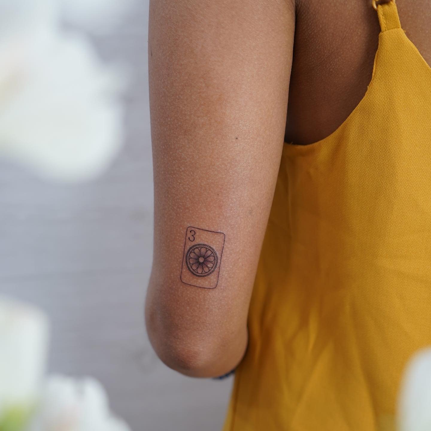 Tatuaje de flor en antebrazo, línea fina Sinkply Madrid
