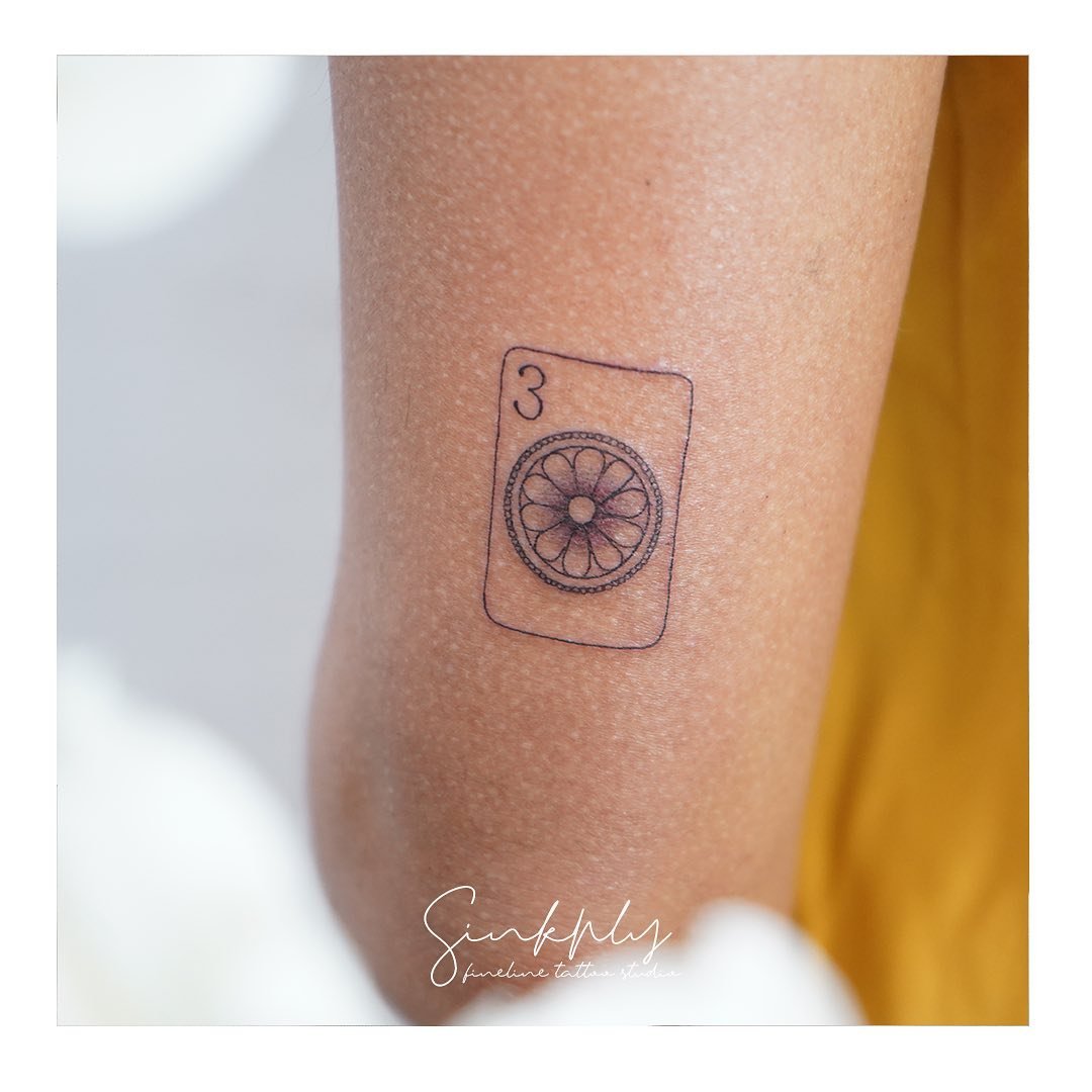 Tatuaje de flor en antebrazo, línea fina Sinkply Madrid