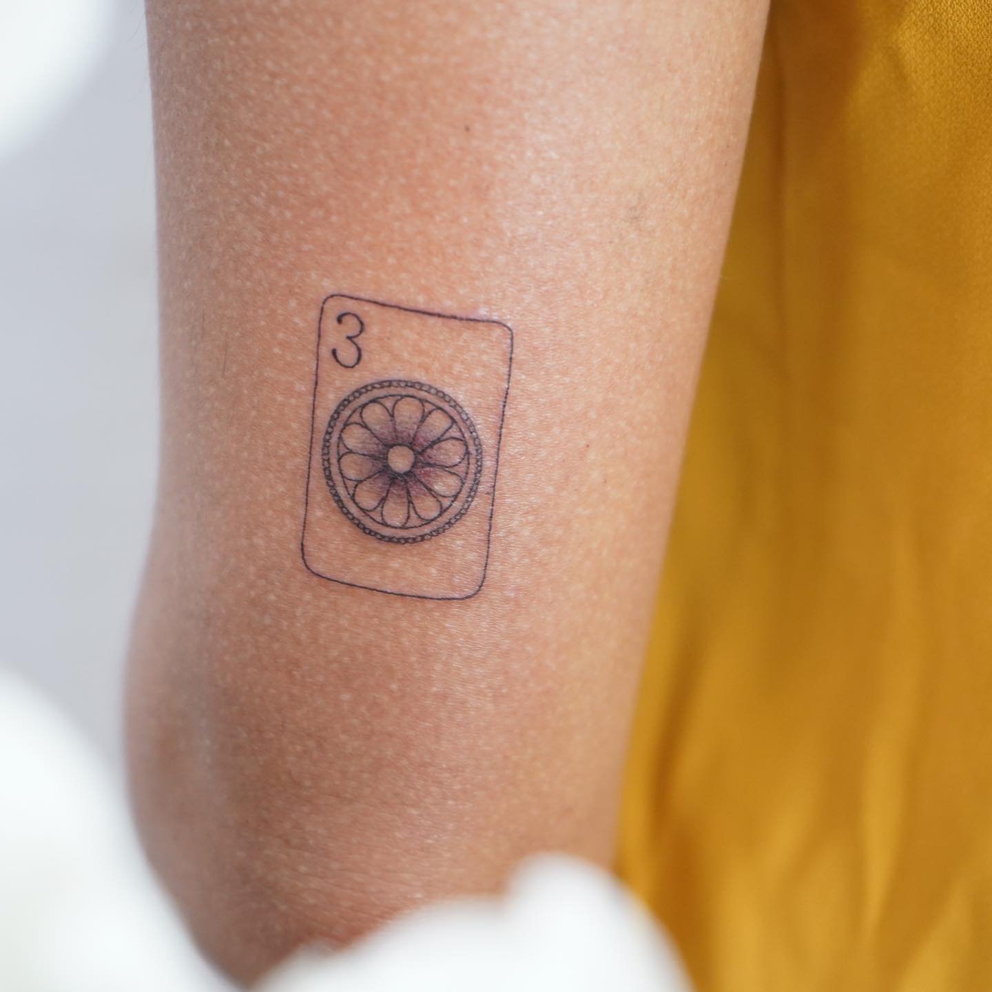 Tatuaje de flor en antebrazo, línea fina Sinkply Madrid