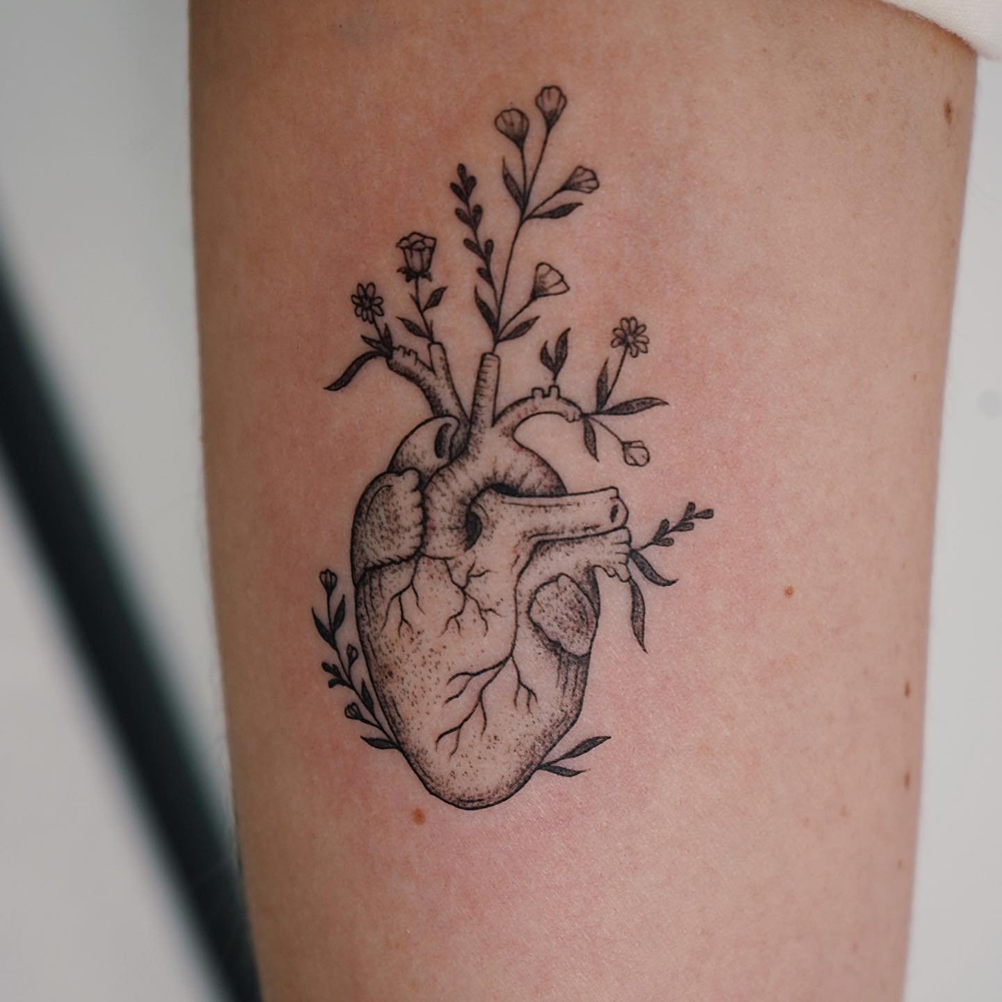 Tatuaje de flor en antebrazo, línea fina Sinkply Madrid