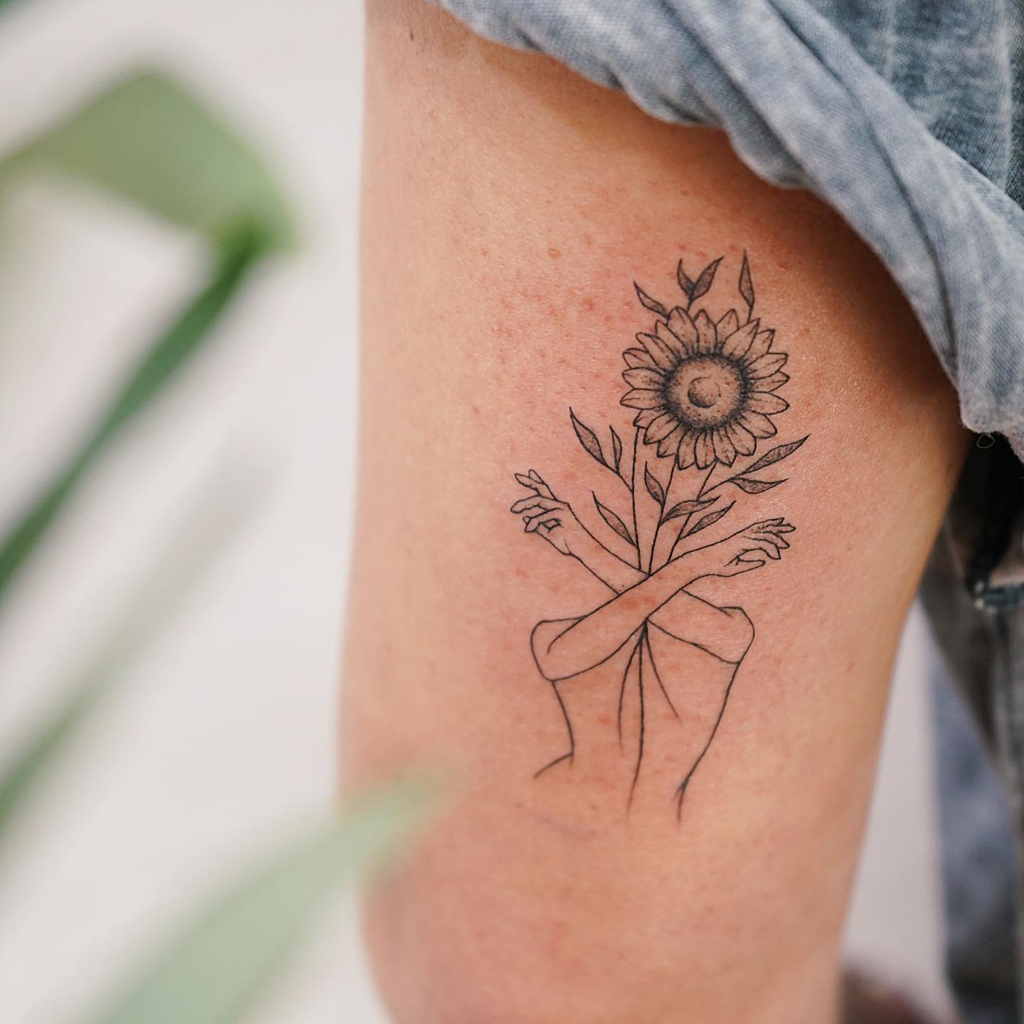 Tatuaje de flor en antebrazo, línea fina Sinkply Madrid