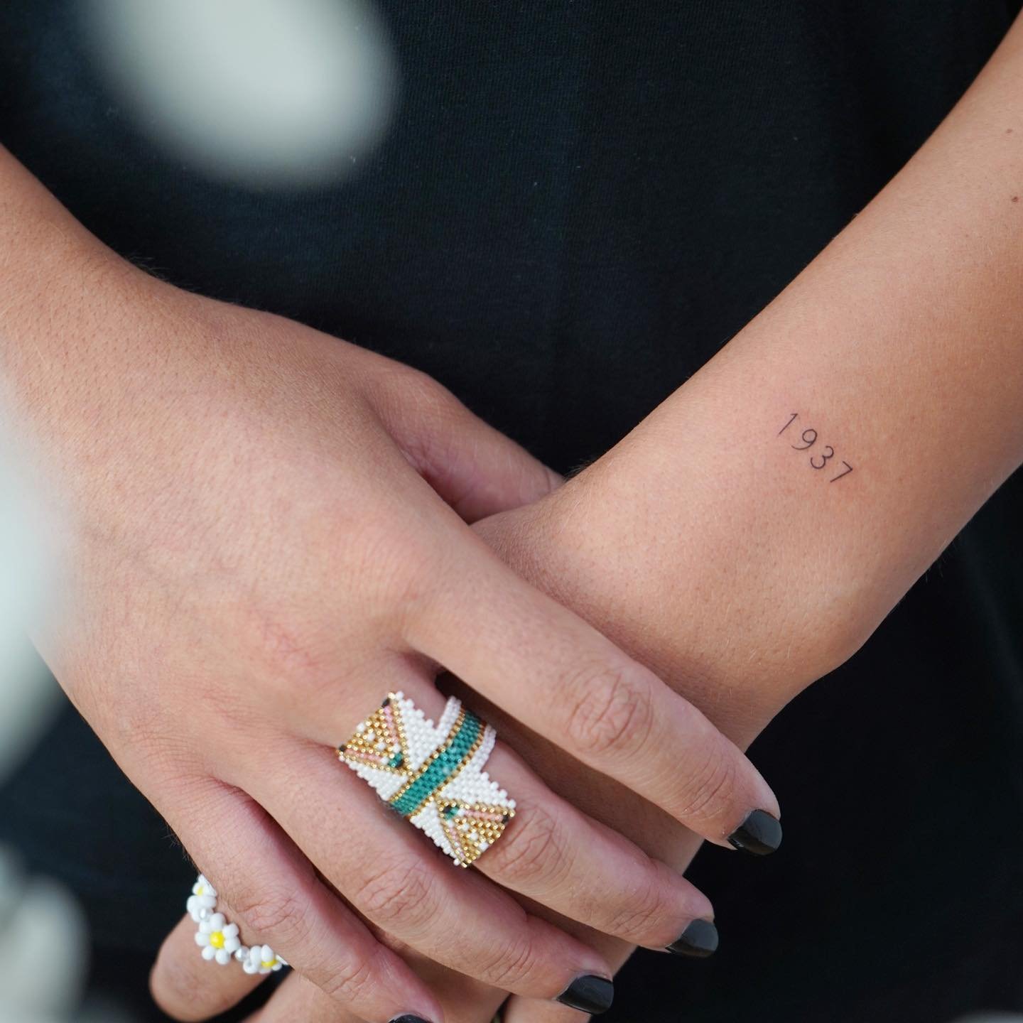 Tatuaje de flor en antebrazo, línea fina Sinkply Madrid