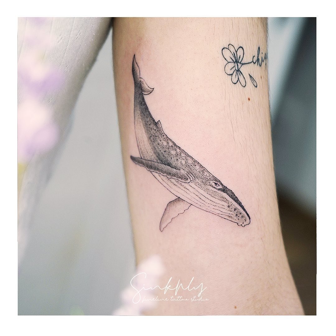Tatuaje de flor en antebrazo, línea fina Sinkply Madrid