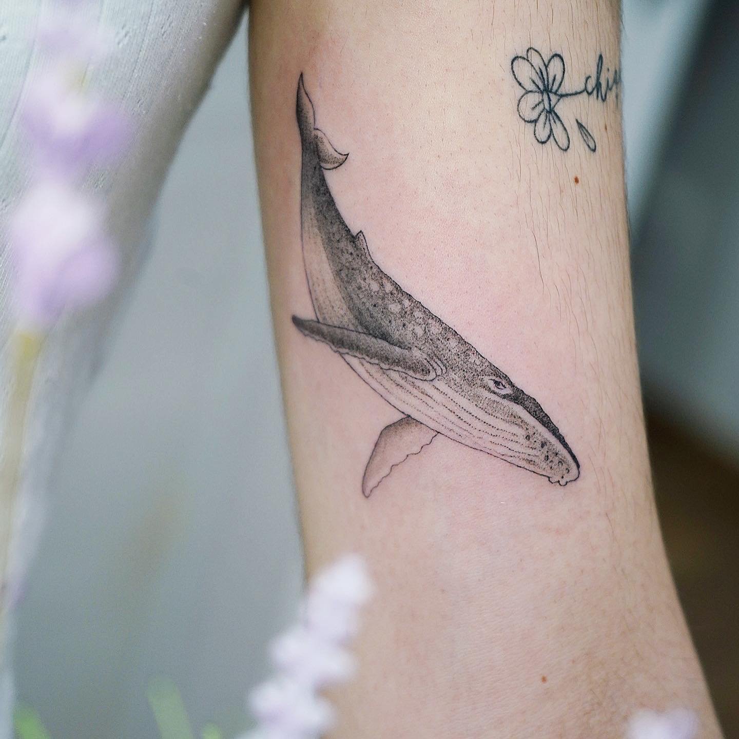 Tatuaje de flor en antebrazo, línea fina Sinkply Madrid