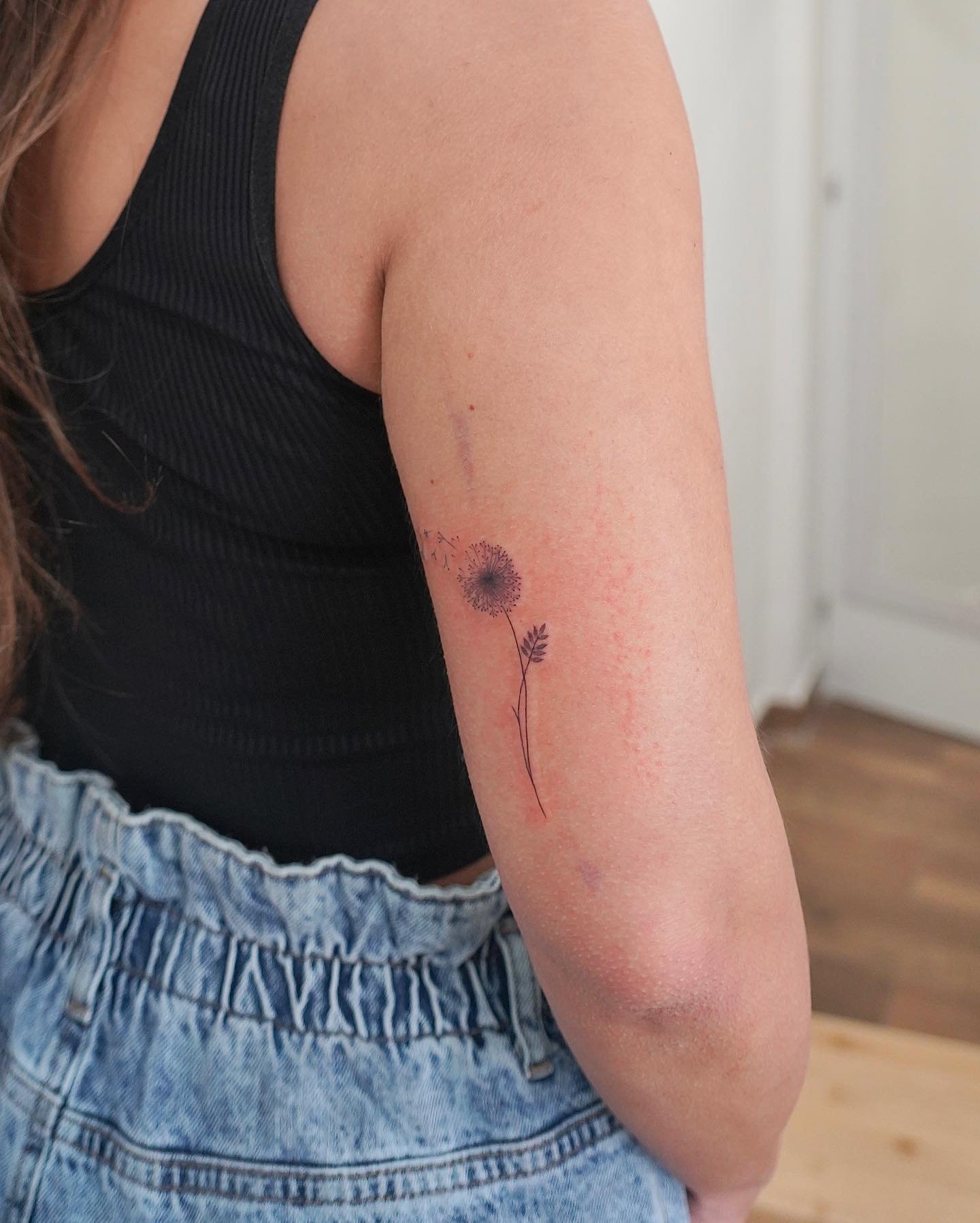 Tatuaje de flor en antebrazo, línea fina Sinkply Madrid