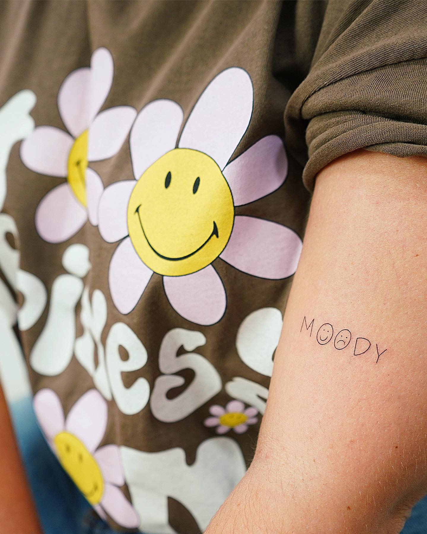Tatuaje de flor en antebrazo, línea fina Sinkply Madrid
