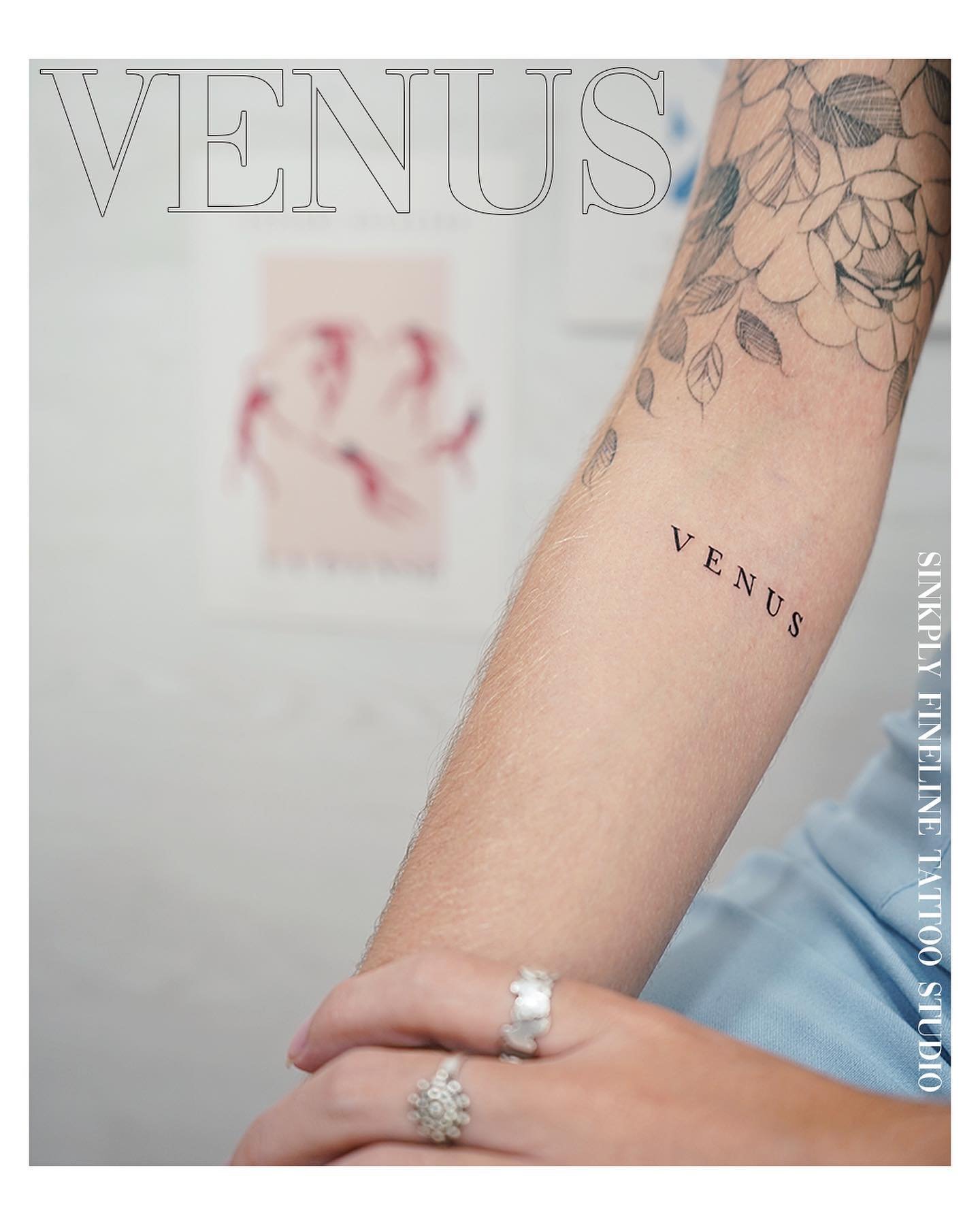 Tatuaje de flor en antebrazo, línea fina Sinkply Madrid