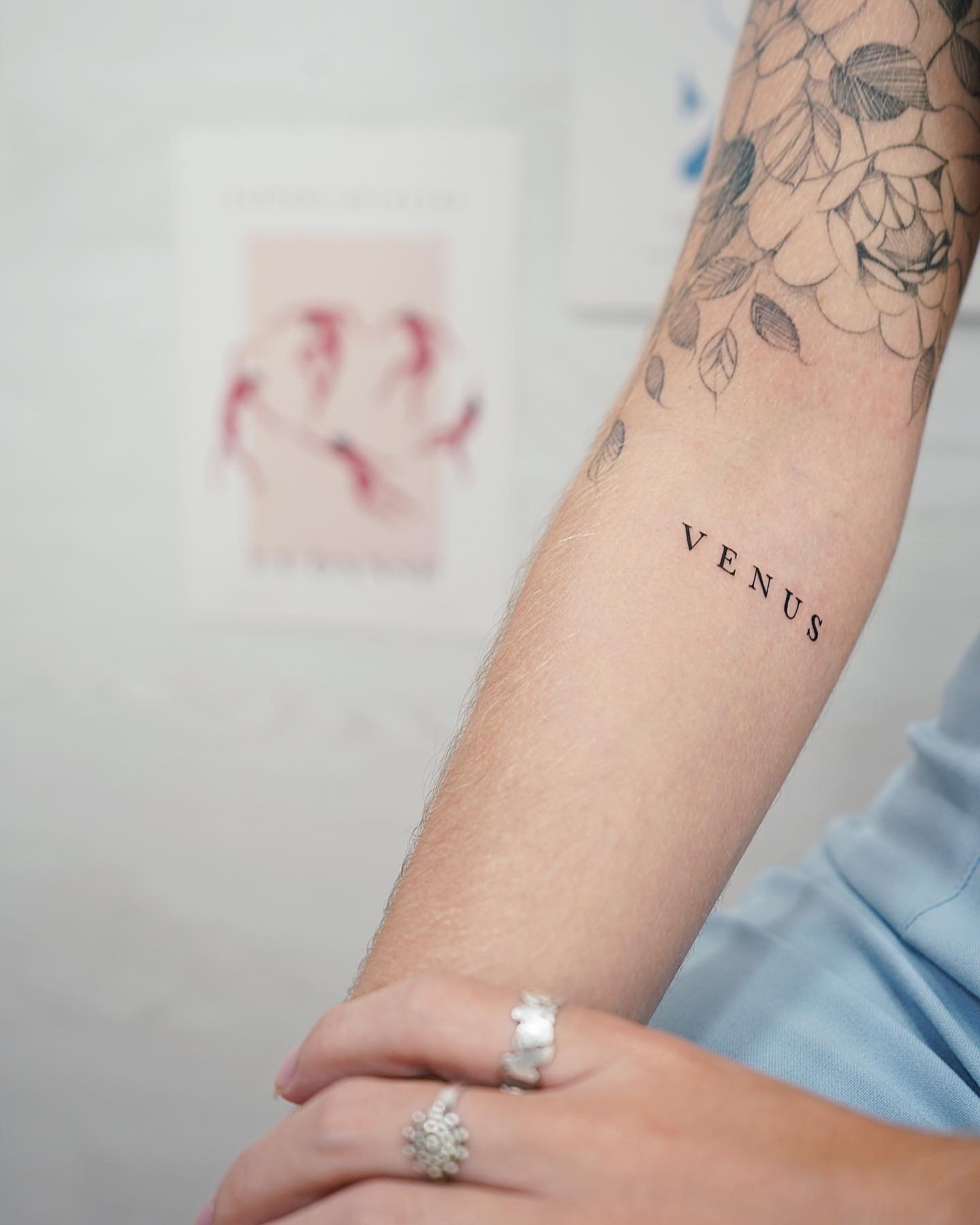 Tatuaje de flor en antebrazo, línea fina Sinkply Madrid