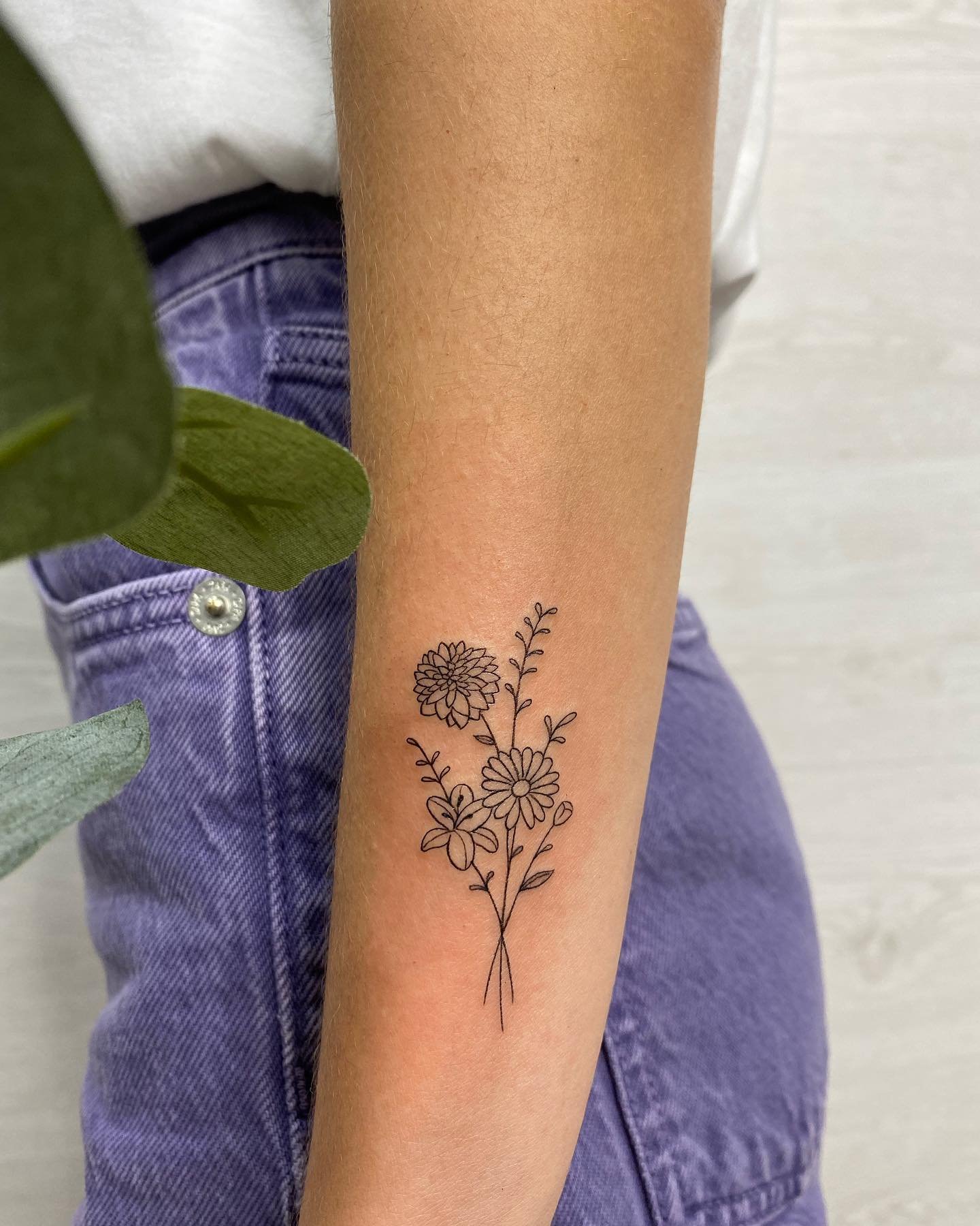 Tatuaje de flor en antebrazo, línea fina Sinkply Madrid